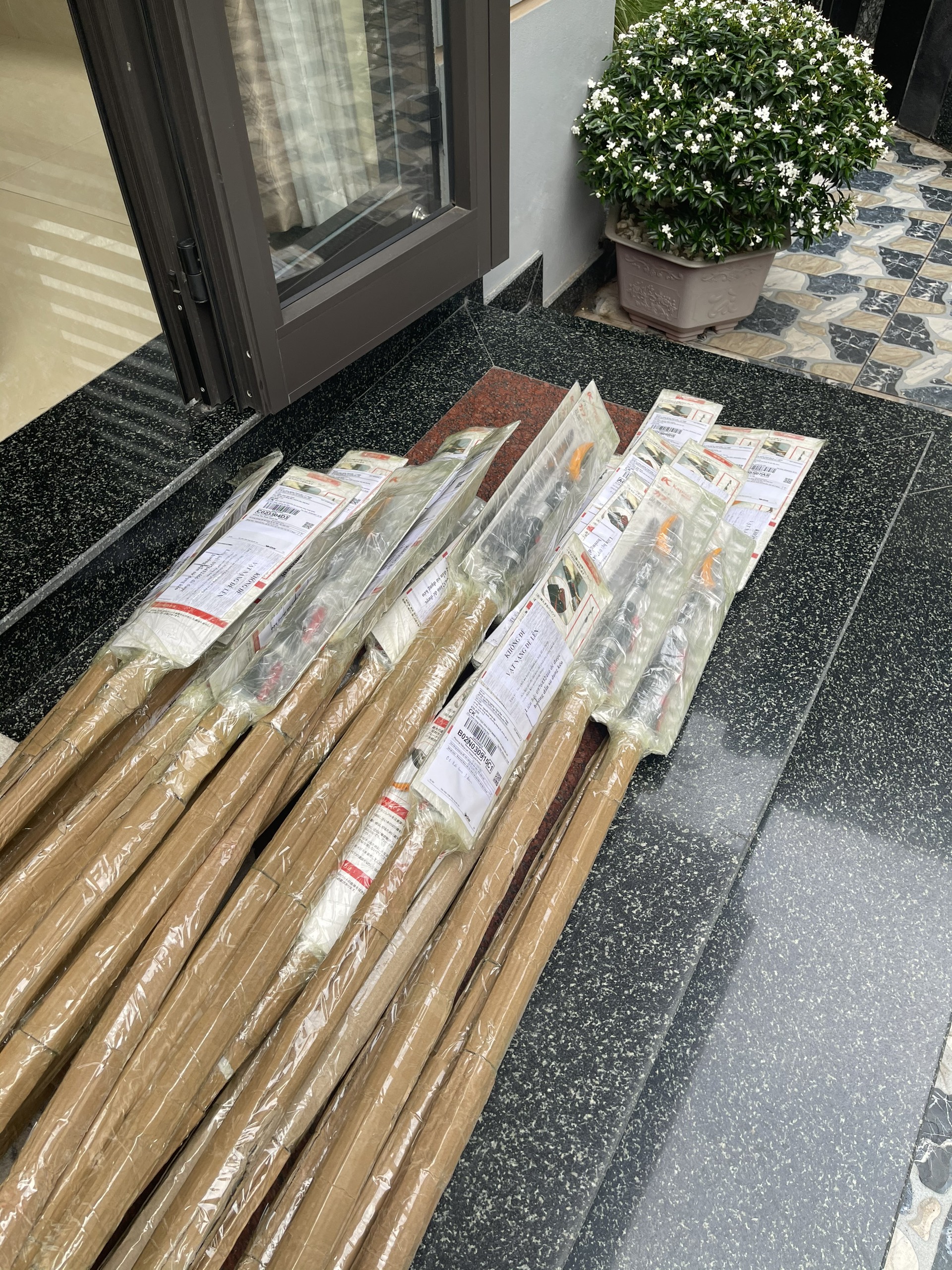 Kéo cắt cành trên cao Nhật bản chuẩn bị gửi ra bưu điện